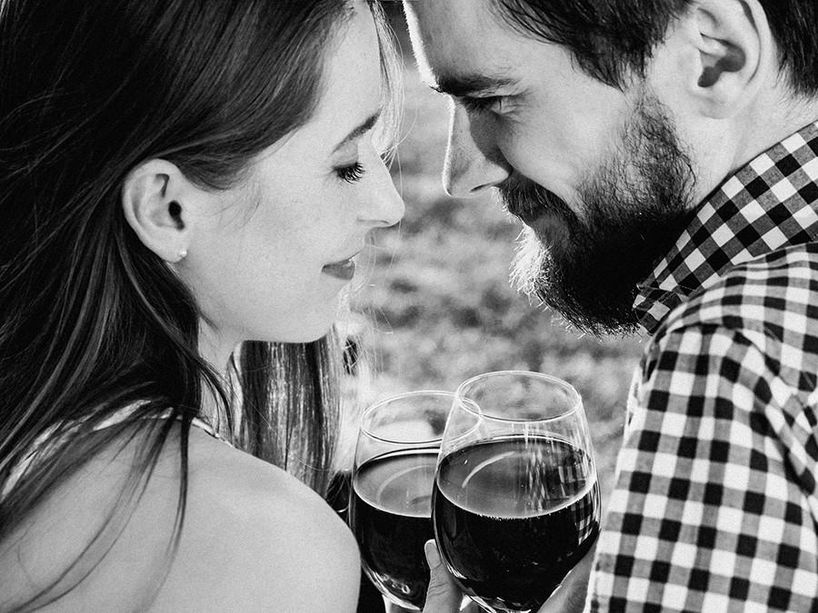 coppia che beve vino