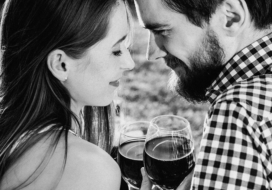 coppia romantica vino