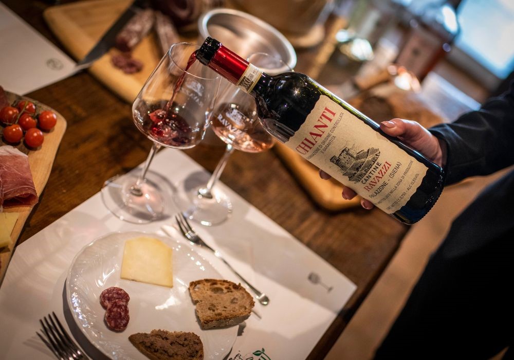 versare vino Chianti